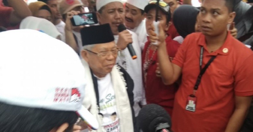 Diguyur Hujan, Ma'ruf Amin Lepas Massa Gerak Jalan Sehat di BSD