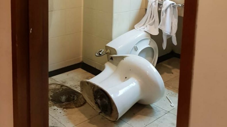 Cari Barang Bukti Narkoba Andi Arief, Polisi Bongkar Kloset Hotel