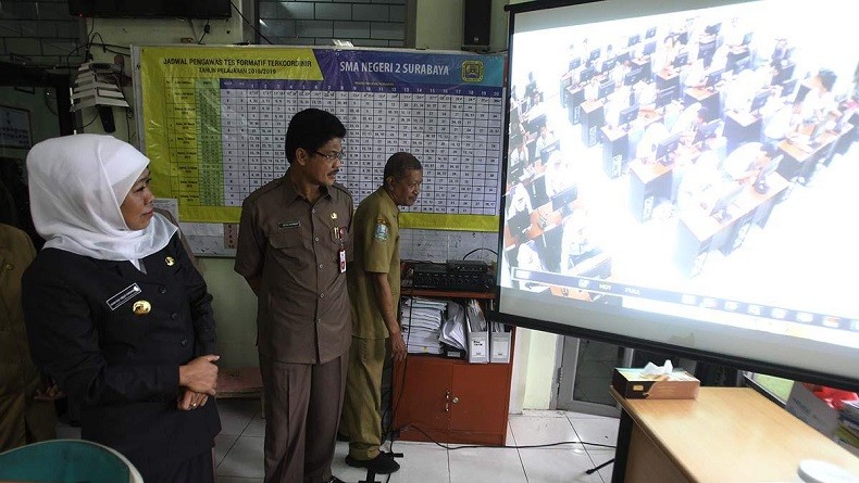Tinjau USBN-BKS Hari Pertama, Khofifah Pastikan Pelaksanaan Lancar