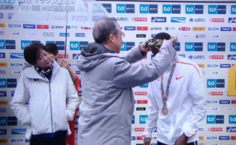 Gubernur Tokyo Dikecam karena Masukkan Tangan ke Jaket, Kenapa?