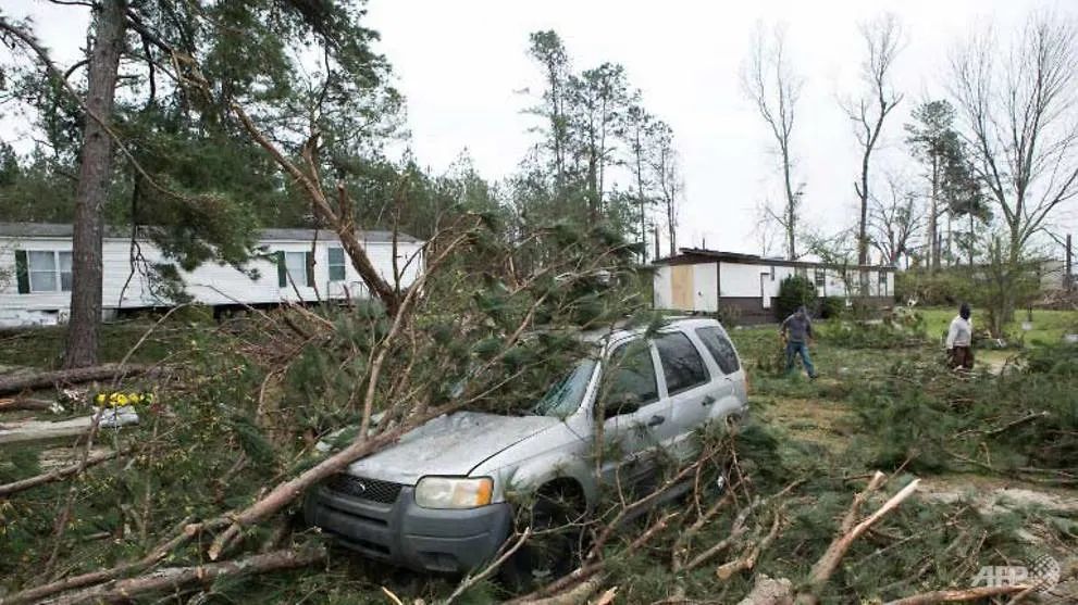 Tiang-Pohon Tercabut dan Rumah Jadi Puing, Dahsyatnya Tornado Alabama