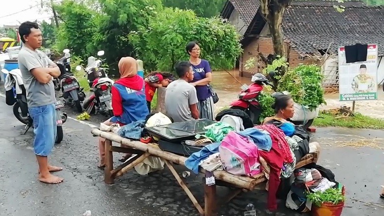Korban Banjir Bandang di Madiun Terpaksa Mengungsi di Jembatan
