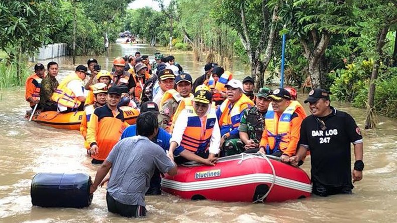 Naik Perahu Karet, Gubernur Khofifah Terobos Banjir Temui Warga Madiun