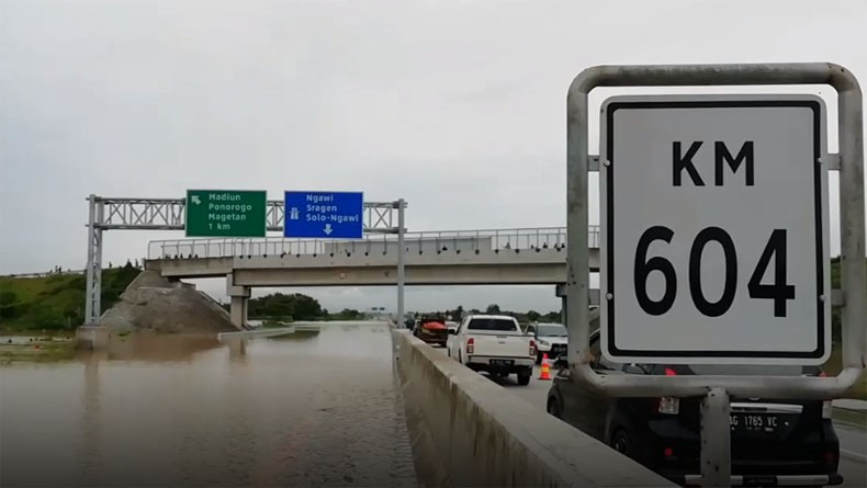 Banjir Surut, Polisi Berlakukan Contra Flow di Tol Kertosono-Madiun