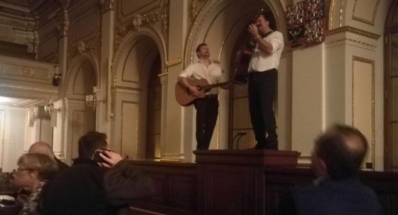 Berdiri di Meja Rapat Sambil Main Gitar, Ketua DPR Ceko Diminta Mundur