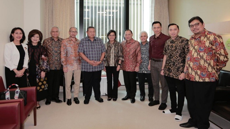 Sri Mulyani Bersama Agus Marto dan Chatib Basri Jenguk Ani Yudhoyono