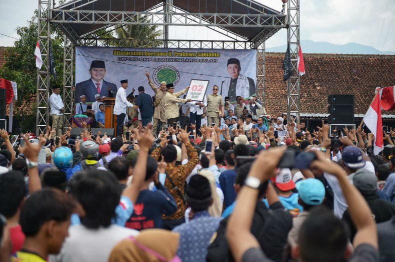 Prabowo Dapat Hadiah Baliho Berbahan Karung dari Masyarakat Garut