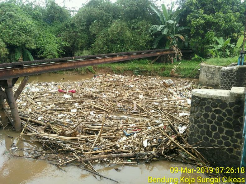 KP2C Desak Bupati dan Wali Kota Tangani Sampah Bambu di Bendung Koja
