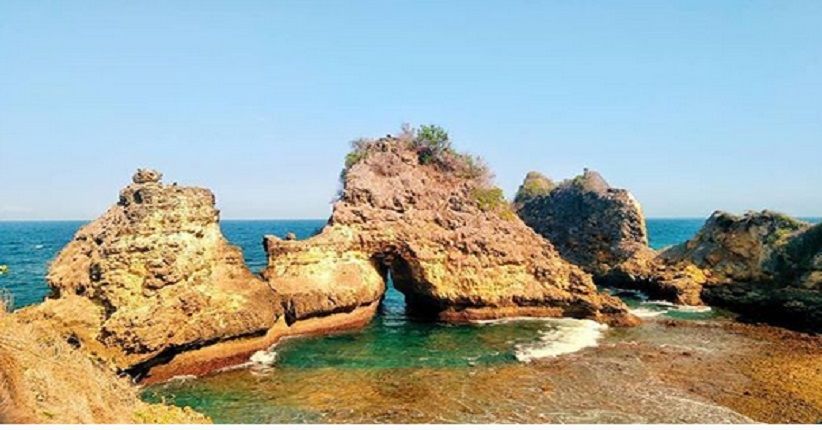 Pantai Berbentuk Telaga, Spot Eksotis di Lombok untuk Berenang