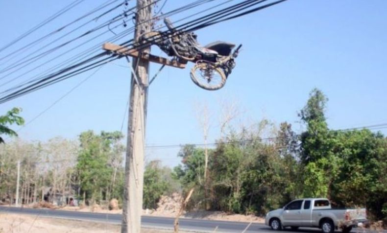 Kecelakaan Unik, Sepeda Motor Nyangkut di Kabel Tiang Listrik