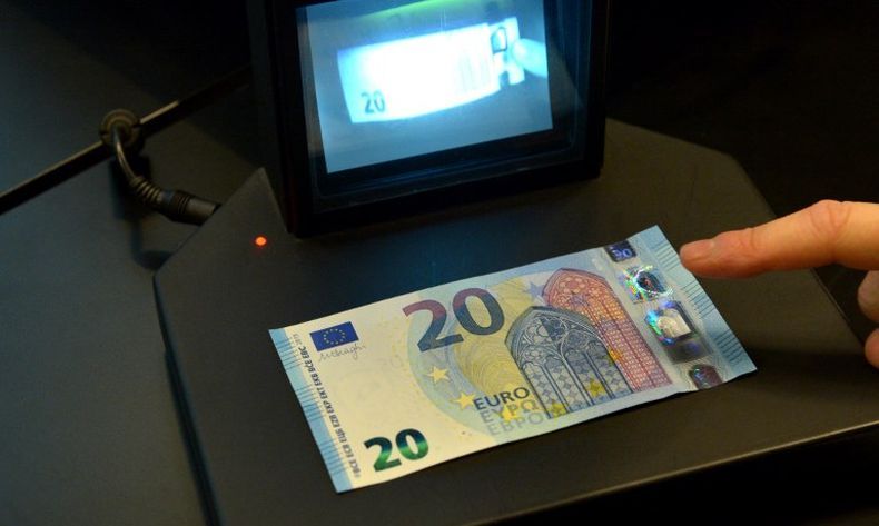 Aksi 'Robin Hood' Bagikan Uang ke Penduduk Desa Bikin Heboh