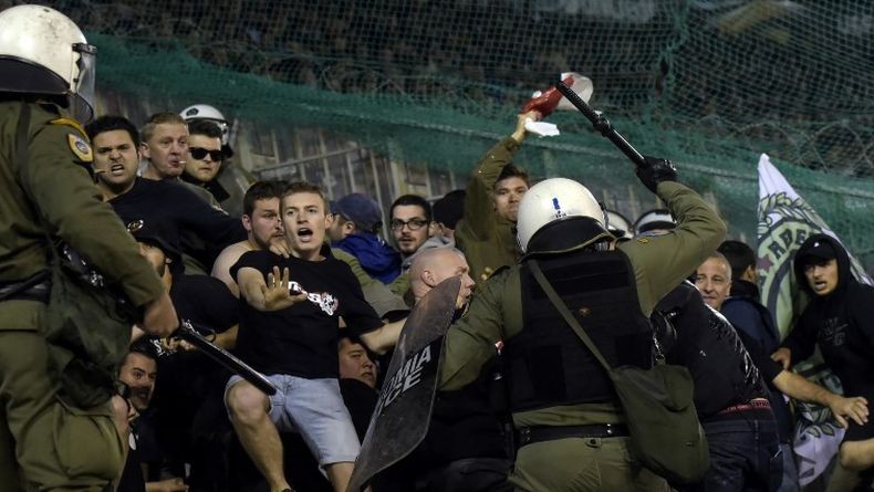 Laga Panathinaikos Vs Olympiakos Ricuh, Polisi Tembakkan Gas Air Mata