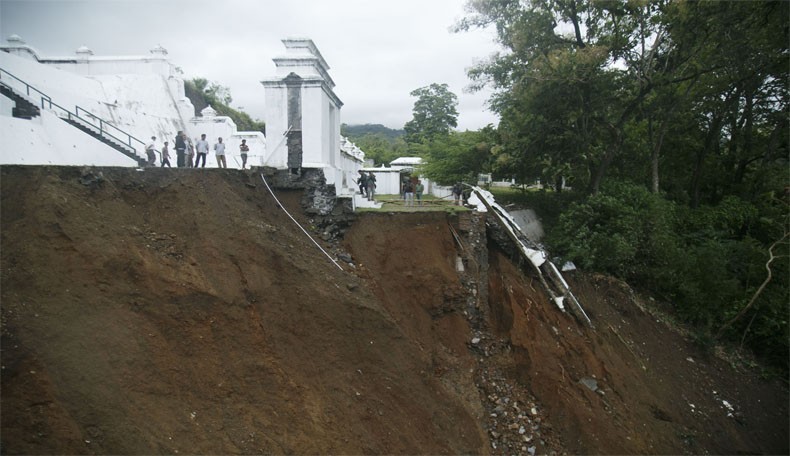 Kompleks Makam Raja-Raja Mataram di Imogiri Bantul Tergerus Longsor
