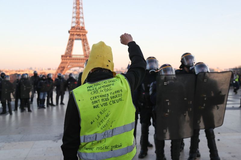 Ribuan Demonstran Rompi Kuning Jarah Toko Mewah dan Tempat Usaha Paris