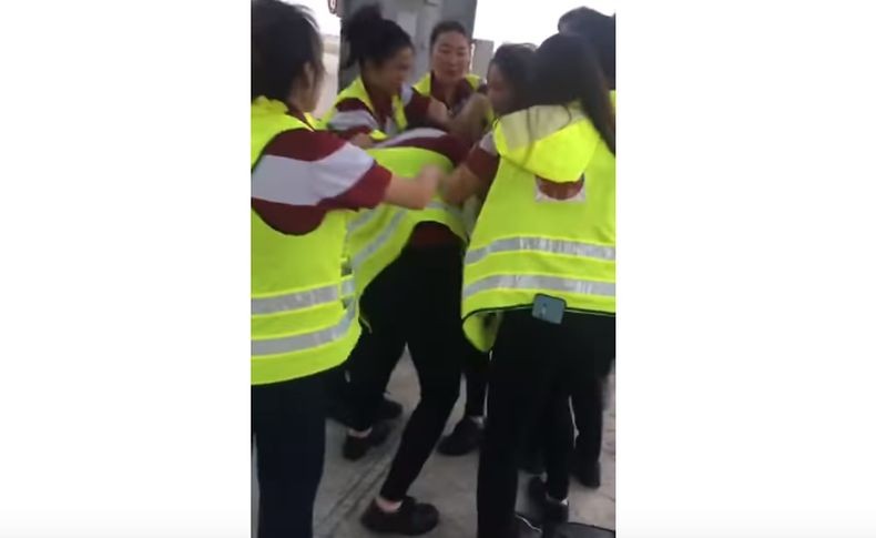 Terekam Kamera, Staf Bandara Singapura Berkelahi Dekat Pesawat