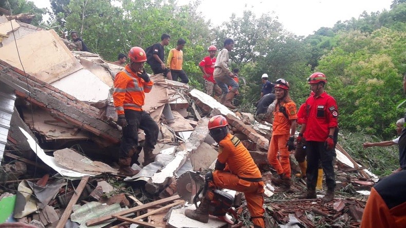 Pencarian 2 Korban Longsor di Imogiri Bantul Terkendala Hujan Deras
