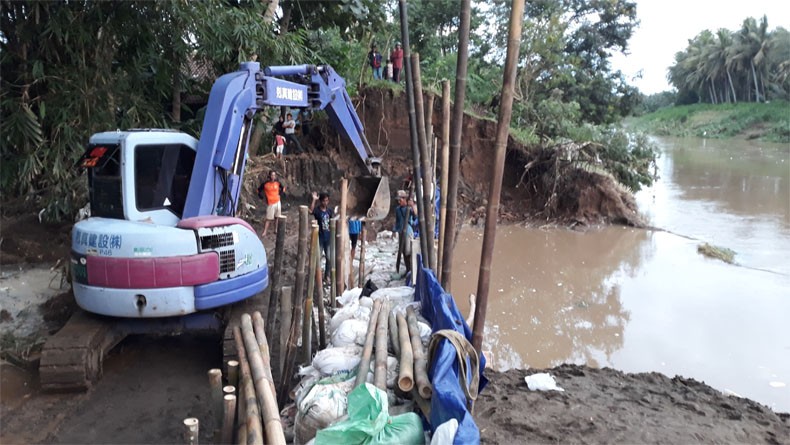 Warga dan TNI-Polri Bangun Tanggul Darurat di Sungai Serang yang Jebol