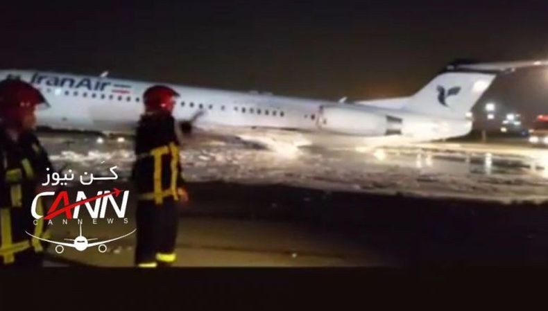 Roda Tak Keluar, Pesawat Maskapai Iran Percikkan Api saat Mendarat