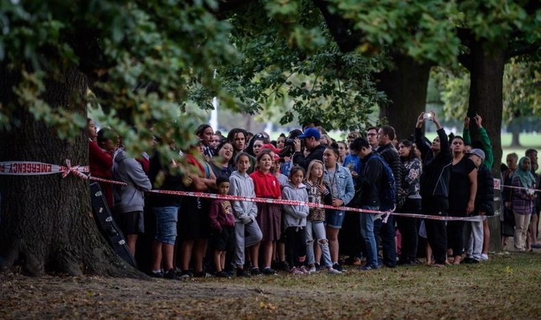 Warga Sekitar Jaga Muslim yang Salat di Depan Masjid Lokasi Penembakan