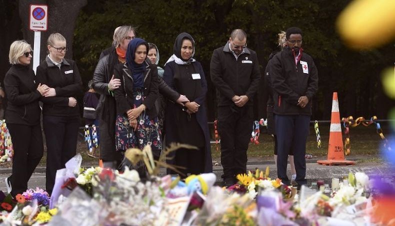 Salat Jumat, Warga Selandia Baru Bikin Dinding Manusia Lindungi Jamaah