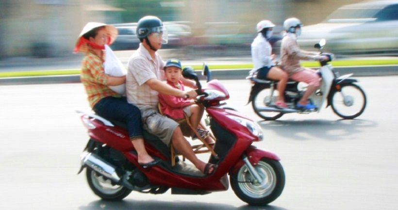 Pasang Kursi Tambahan Anak pada Motor Ternyata Sangat Berbahaya