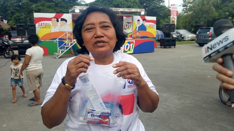 Periksa Gula Darah, Warga Semper Ini Gembira Dapat Obat dari Perindo