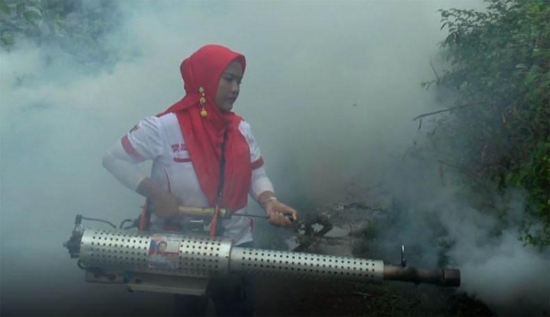 7 Caleg Perindo Turun Langsung Fogging Daerah Endemis DBD di Semarang