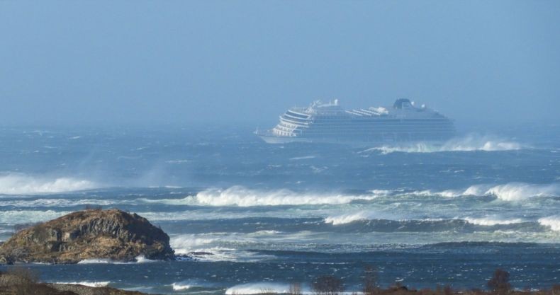 Terdampar di Laut Norwegia, Kapal Pesiar Angkut 1.300 Orang Dievakuasi