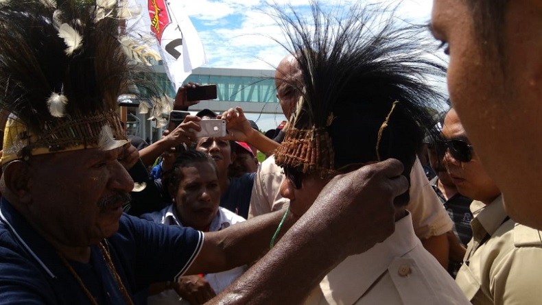 Tiba di Merauke, Prabowo Disambut Tarian Adat Suku Marind