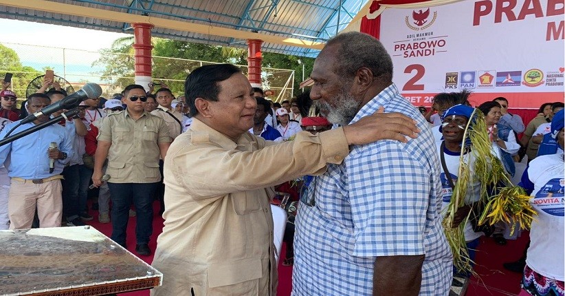 Momen Mengharukan Prabowo Berikan Baju kepada Sahabatnya di Papua