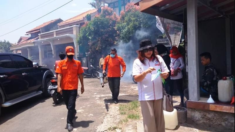 Penuhi Permintaan Warga, Caleg Perindo Fogging Perumahan di Serang