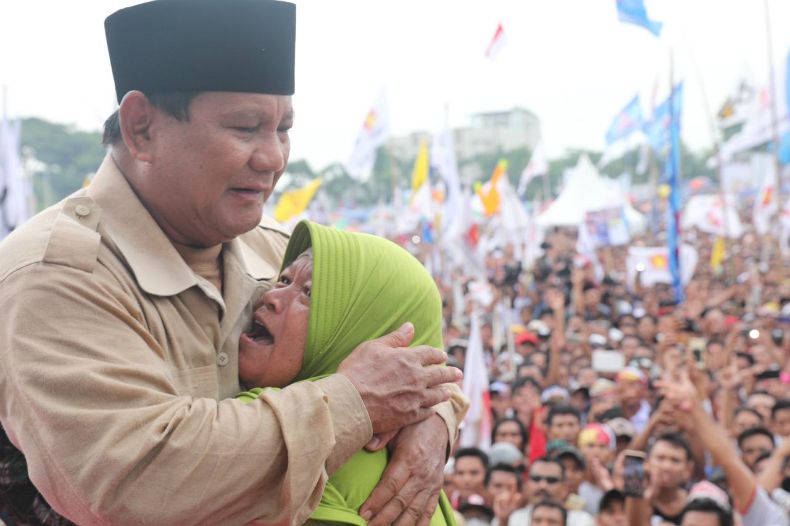 Pesan Emak-Emak NTB ke Prabowo: Selalu Tegar dan Berani Bela Rakyat