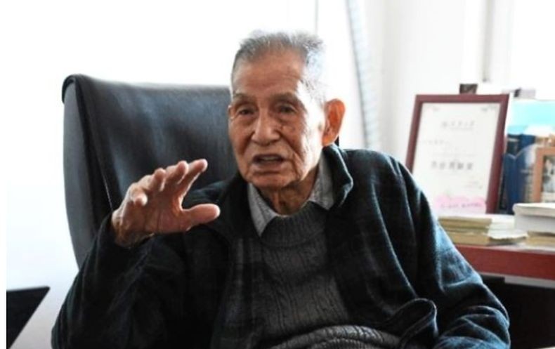 Salut, Profesor Teknologi Ini Masih Mengajar meski Berusia 100 Tahun