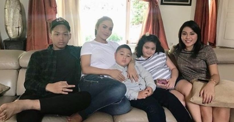 Krisdayanti Menangis Terharu Dapat Kejutan Ultah dari Aurel & Azriel