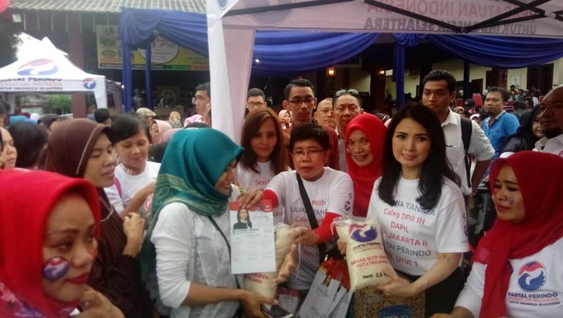 Jawab Keluhan Warga Jagakarsa, Liliana Tanoesoedibjo Gelar Bazar Murah