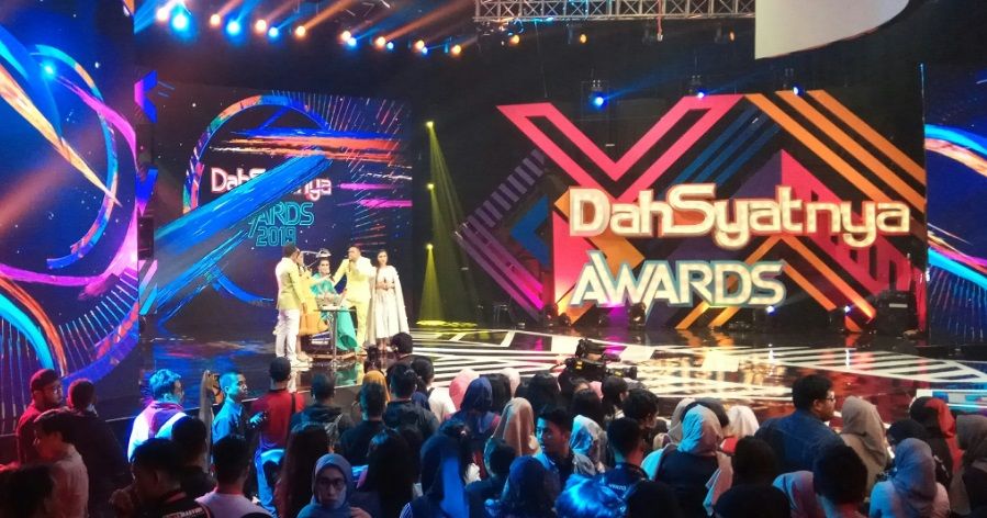 Gara-Gara Lagu Sang Penggoda, Luna Maya Menangis di Dahsyatnya Awards 