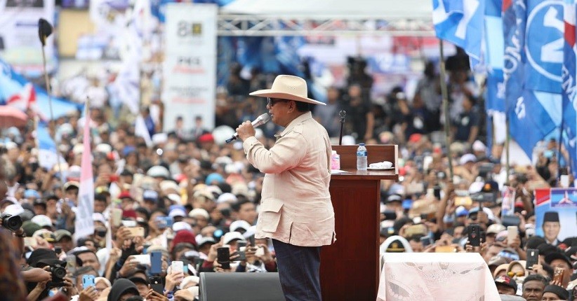 Prabowo Serahkan Topi dan Baju Safarinya ke Massa Pendukung di Bandung