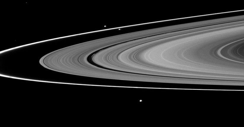 Alasan di Balik Bulan Cincin Saturnus Punya Bentuk dan Warna Berbeda