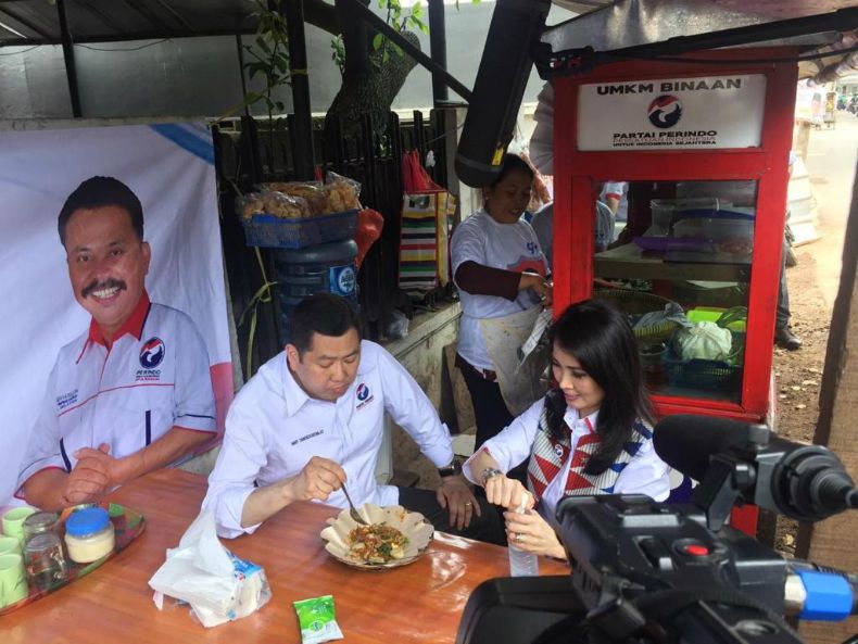 Dipuji HT, Pedagang Gado-Gado Binaan Perindo Terharu hingga Menangis