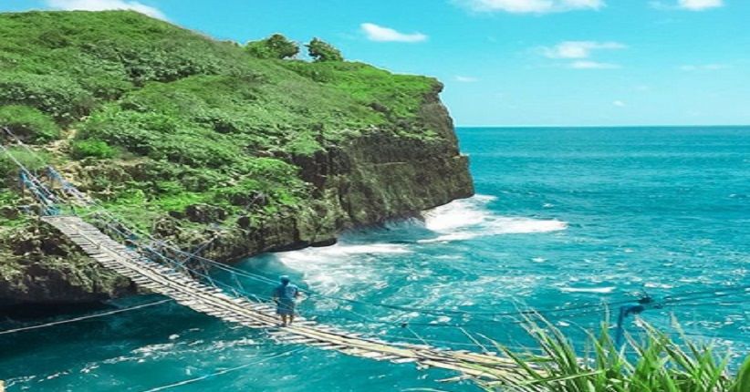 Eksplor Pantai Sinden sambil Uji Nyali Berjalan di Jembatan Gantung