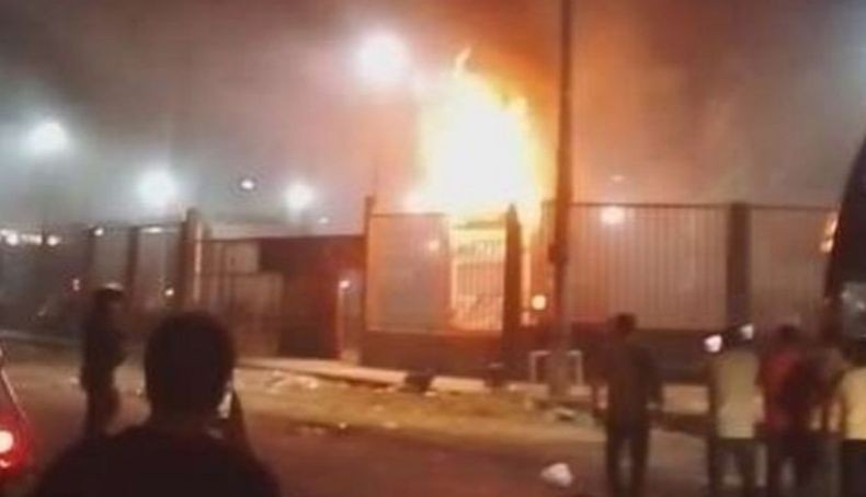 Bus Penuh Penumpang Terbakar di Peru, 20 Orang Tewas