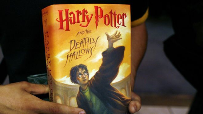 Dianggap Menghujat Tuhan, Pastor di Polandia Bakar Buku Harry Potter