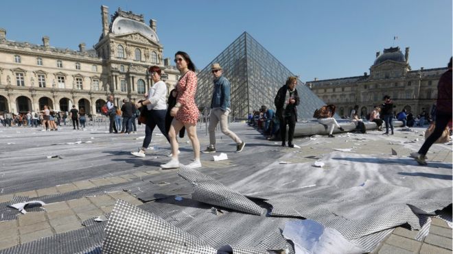 Dalam Hitungan Jam, Karya Seni Museum Louvre Hancur Dirusak Pengunjung