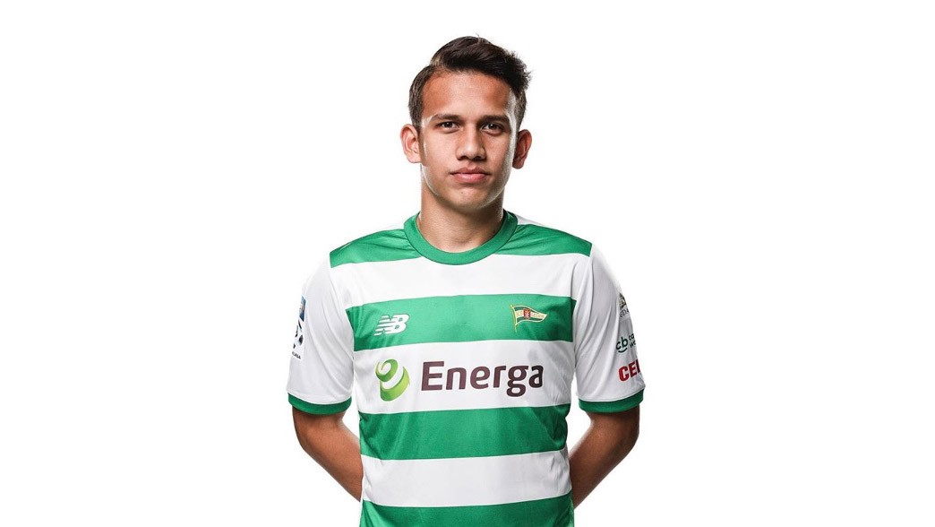 Egy Maulana Lelang Jersey Bertanda Tangan Seluruh Pemain Lechia Gdansk