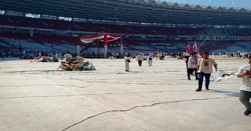 Kampanye Akbar Usai, Massa Pendukung Prabowo Bersihkan GBK