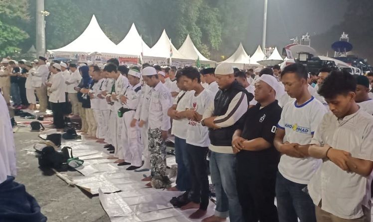 Massa Pendukung Prabowo-Sandi Subuh Berjamaah di Kawasan GBK