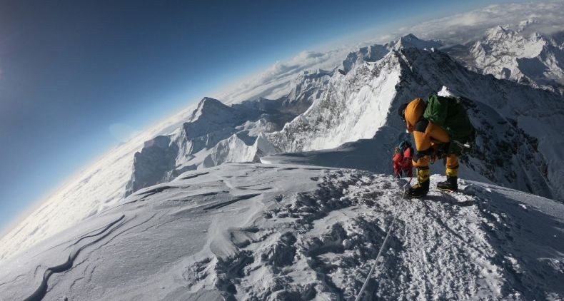 Benarkah Ketinggian Puncak Everest Menyusut?