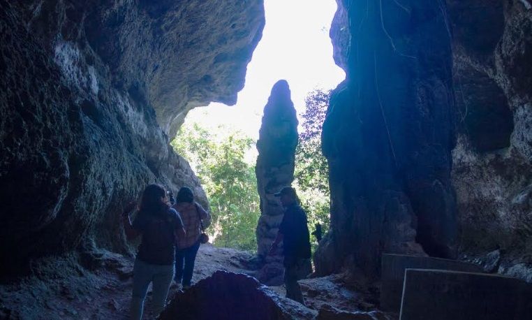 Mengintip Keunikan Cahaya Gua Batu Cermin di Labuan Bajo