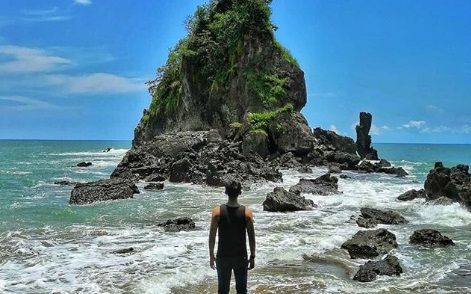 Pantai Karang Agung Terlihat Instagramable dengan Batuannya yang Unik