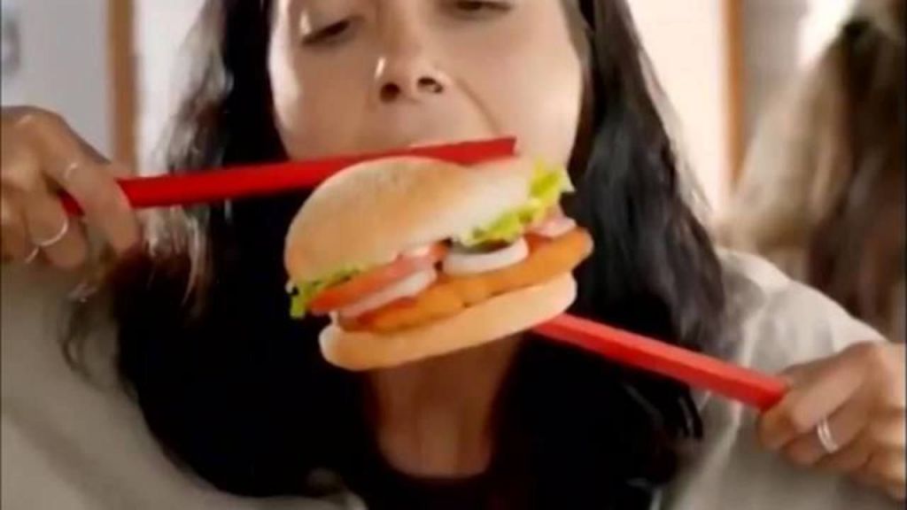 Warganet China Kecam Iklan Makan Burger dengan Sumpit di Selandia Baru